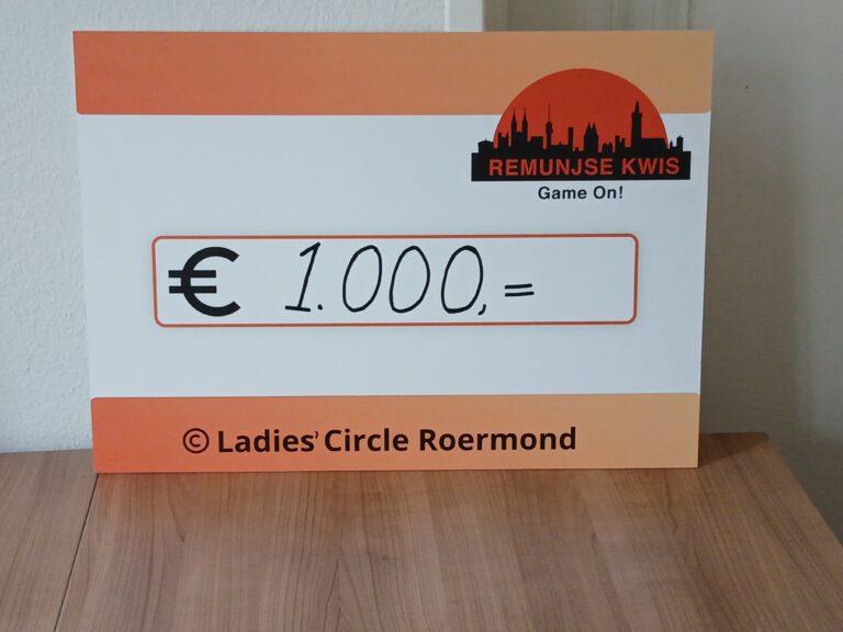 Uitreiking cheque van de Roermond quiz 2026